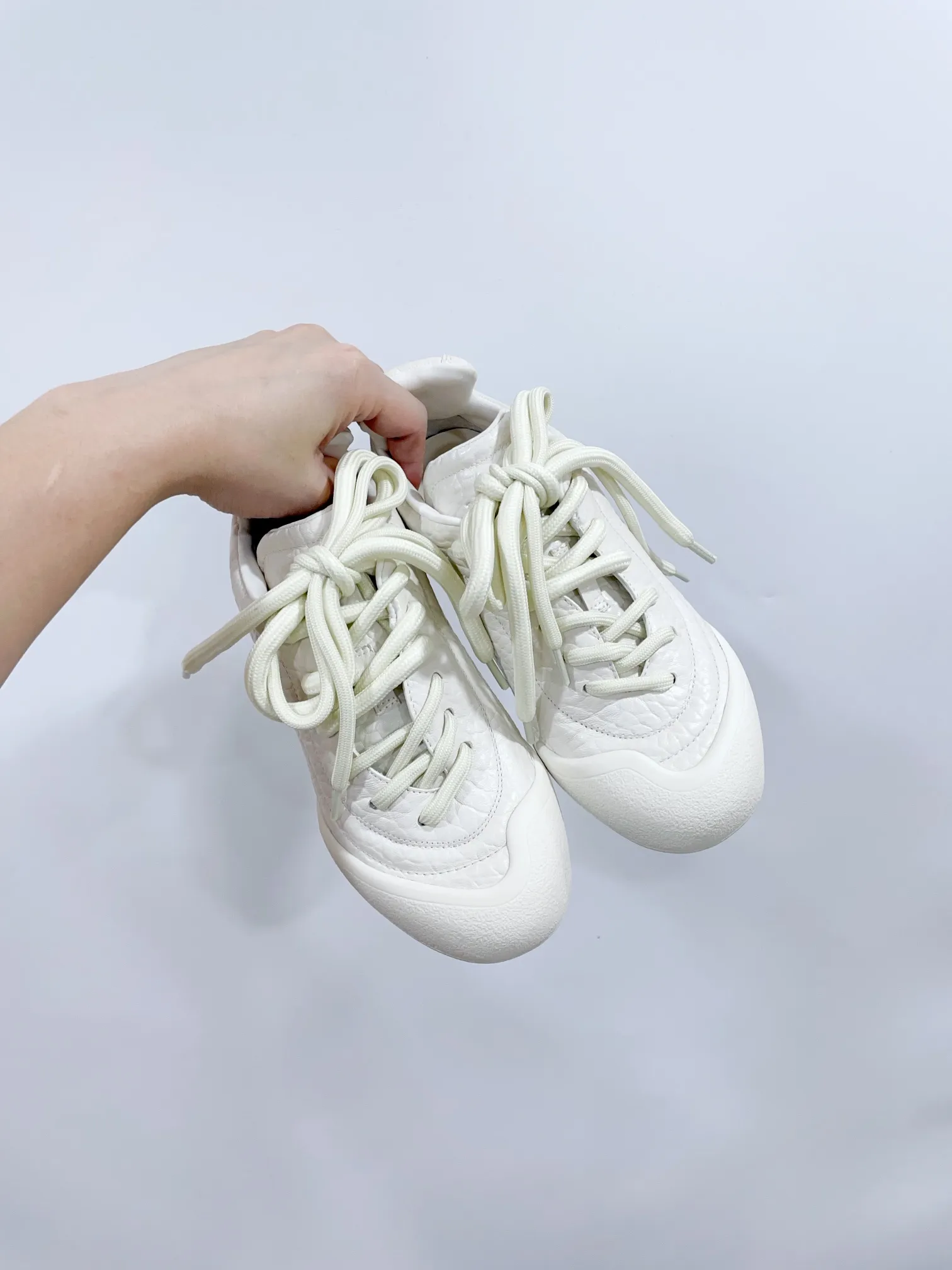 👟👟Ex-factory price 620👟👟 *✅MCQUEEN/Alexander McQueen 24/The latest Flexion series of autumn and winter retro casual sneakers. Original purchase, development and production. This Flexion Off white tone grain leather low-top sneaker uses laces of different sizes and is matched with a lightweight segmented sole inspired by anatomy. The reverse skull pattern is embossed on the heel. Fabric: Original custom imported first-layer cowhide. Lining: Custom imported breathable mesh lining. Sole: Original molded non-slip TPU material. Sole thickness: 2CM. 𝙎𝙞𝙯𝙚: 35-40 women / 39-45 men (customized for 40 women and 45 men) 𝙋𝙧𝙞𝙘𝙚(Men’s size +10) Extremely cost-effective factory price, no negotiation
